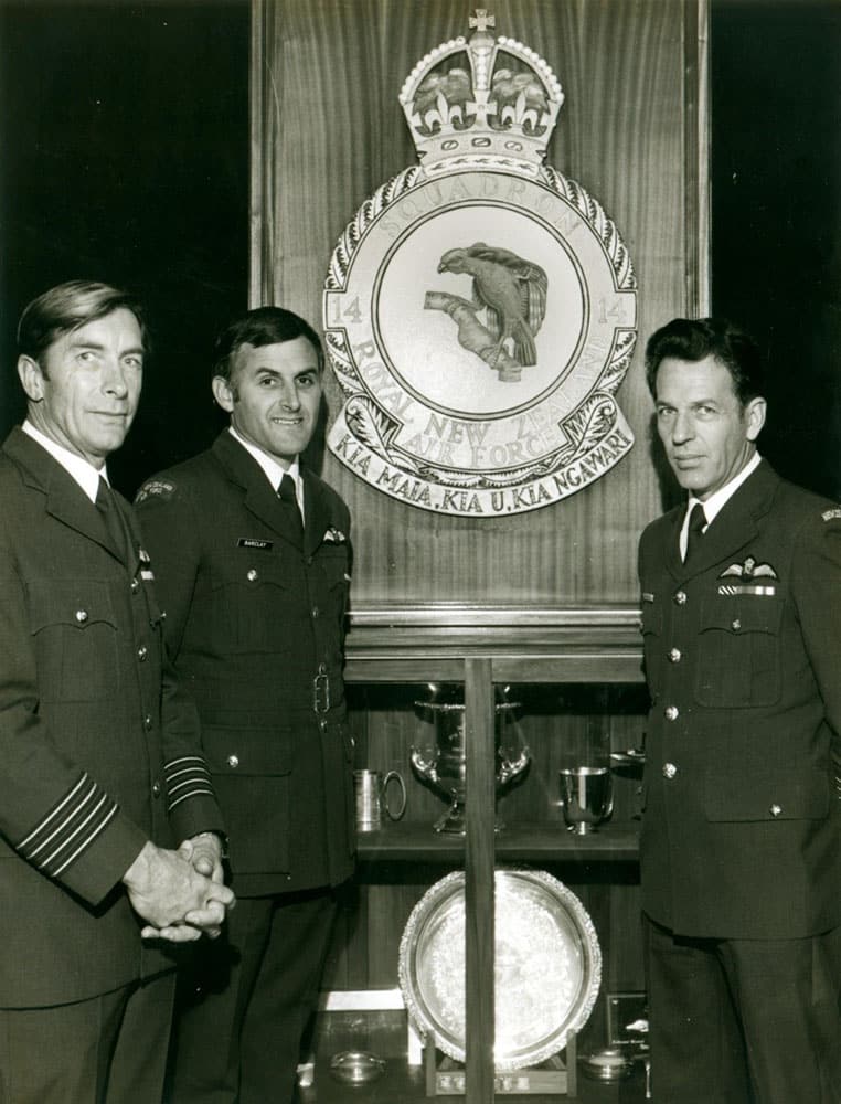 14 Jun 1982 – L to R – Group Captain F M (Fred) Kinvig AFC, Sqn Ldr J S (Jim) Barclay CO 14 Sqn, Group Captain J S (Stew) Boys AFC, with the 14 Sqn badge made by Stew Boys – photo RNZAF OhG1592-82