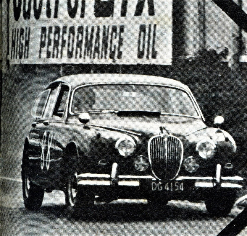 Pukekohe 30 Mar 69 – Tony Rolley Jaguar Mk2 3.8 – photo autoNews mag 21 May 69 page 22