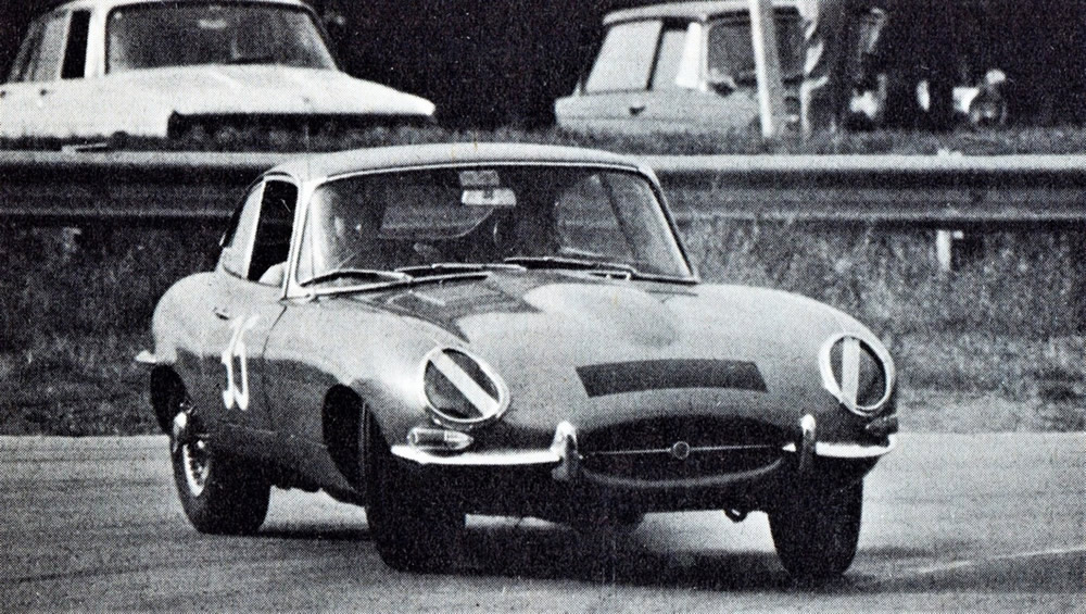 Ruapuna 23 Apr 72 – Carlos Neate Jaguar E-Type – photo by Brian Hopping in Motorman June 1972, page 31
