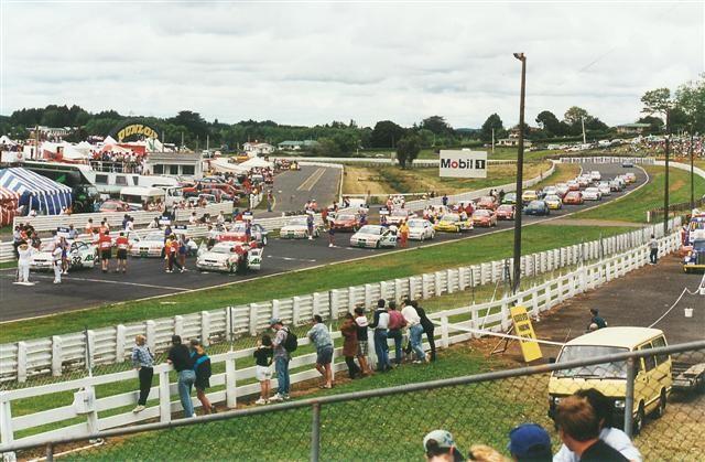 NZ Touring Car Grid – Pukekohe 9 Dec 95. 3rd Fastest Qualifier Baird (inside Row Behind #32 On Pole)