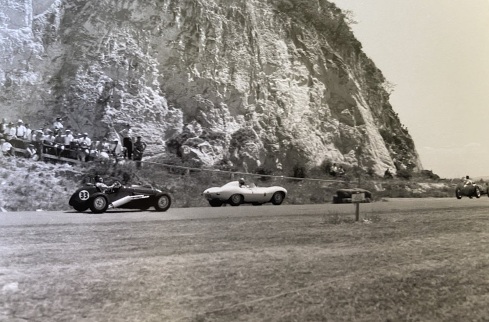 Napier 22 Nov 58 – #7 Bruce Webster driving Angus Hyslop’s Jaguar D-Type, leads #33 Lenny Gilbert Cooper T23 Bristol Mk2. They are about to overtake #5 Tom Fippard’s Austin Special – photo Kerry Nattrass