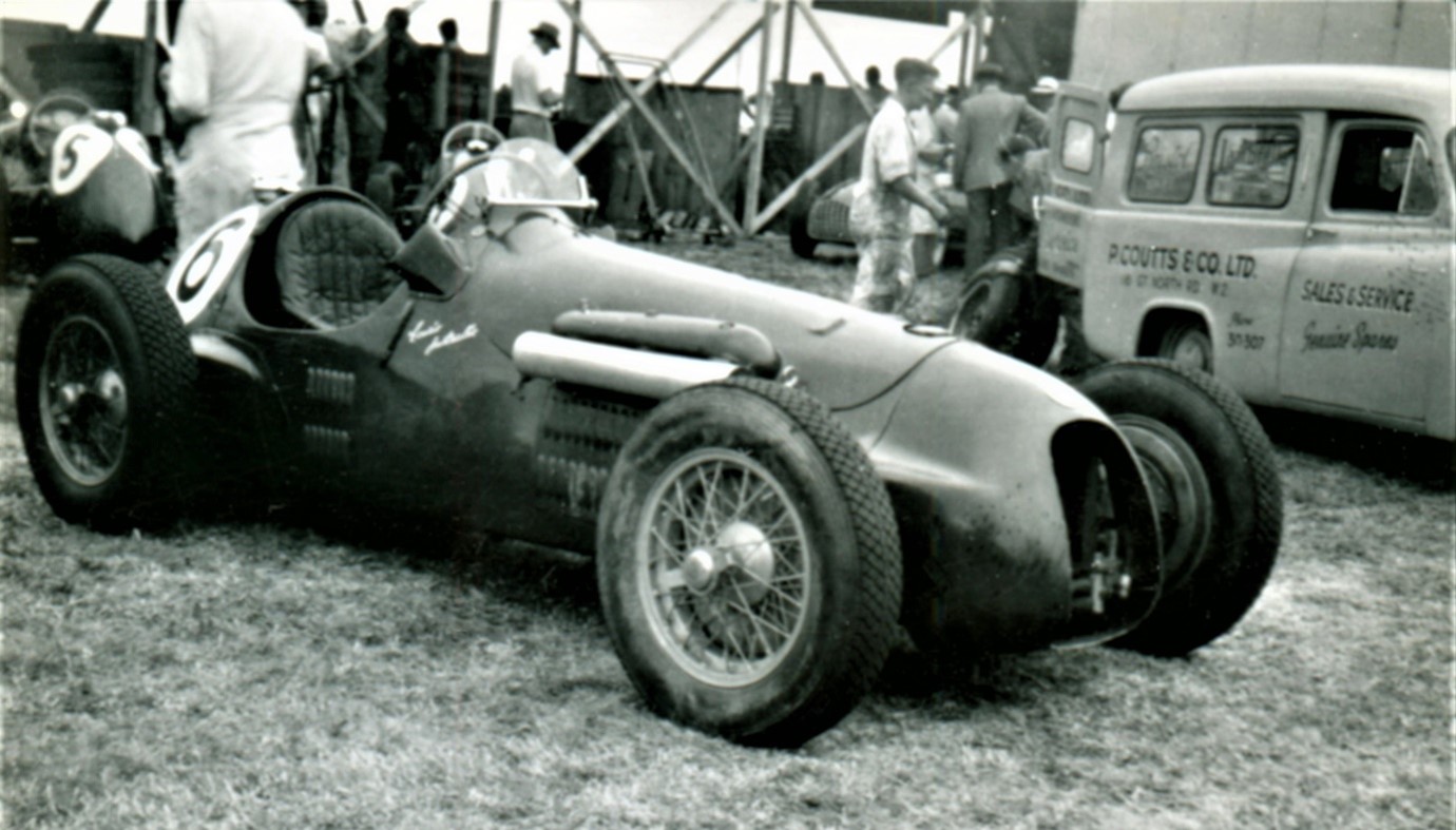 Ardmore 9 Jan 54 – #6 Lex Davison HMW HW3-Jaguar, #5 Tony Gaze HWM-Alta photo Ross Tillson in Jim Barclay Collection