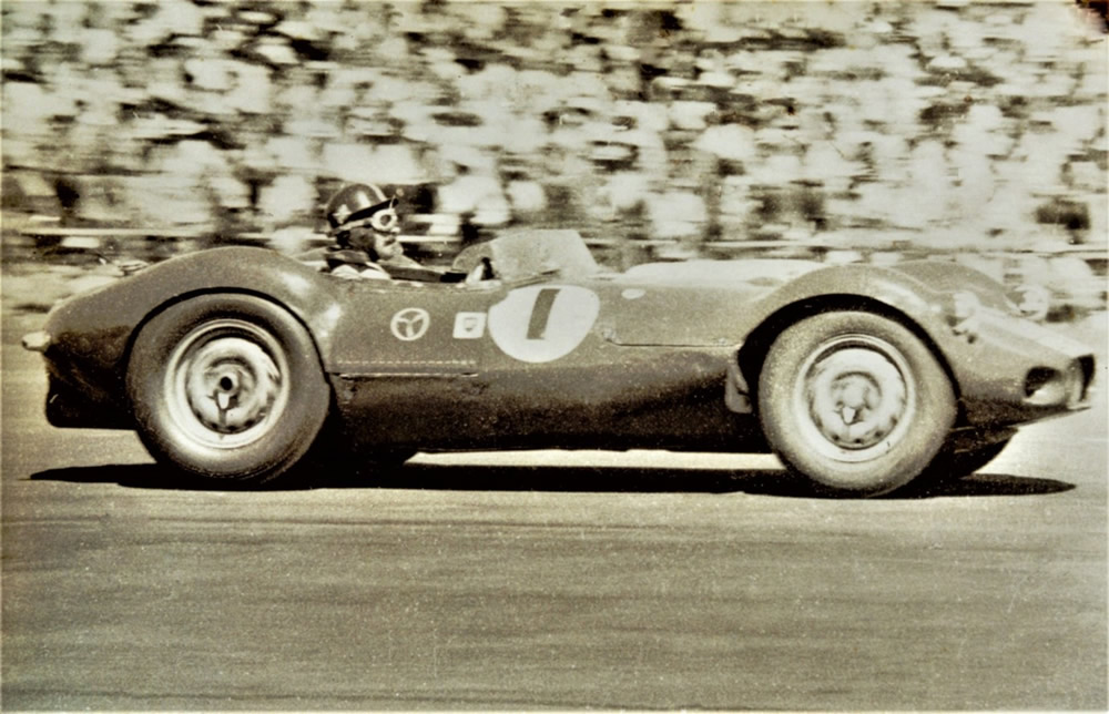 Ardmore 11 Jan 58 – Archie Scott-Brown Lister-Jaguar – photo unknown in Jim Barclay collection