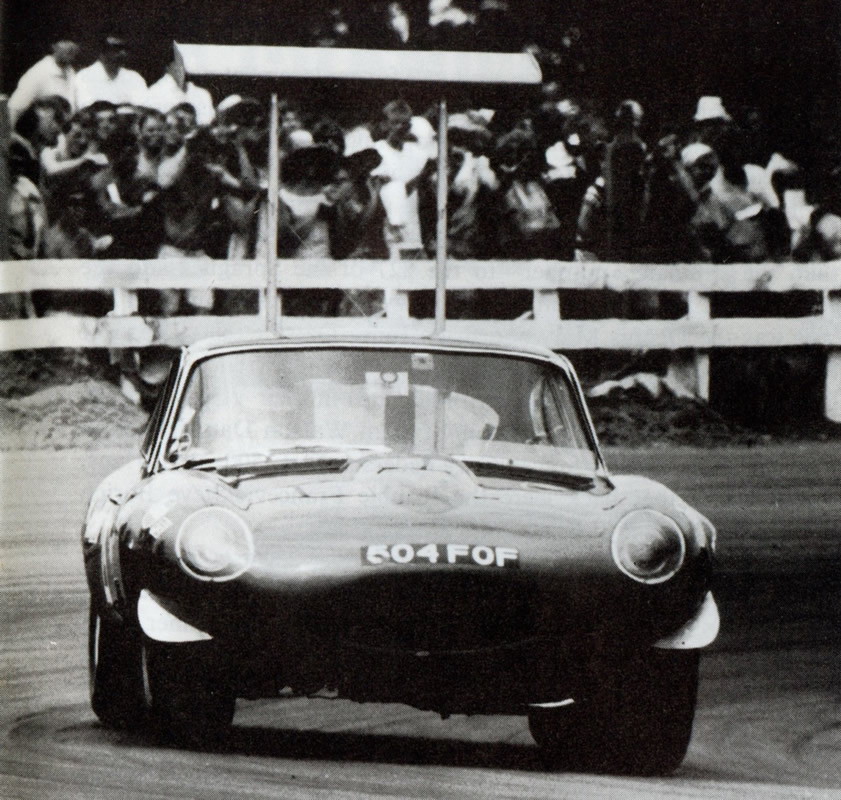 Baypark 29 Dec 68 – Scott Wiseman Jaguar E-Type – photo 1969 Shell Book