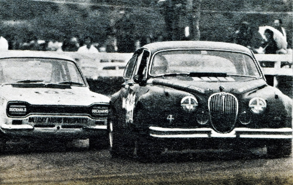 Baypark 24 Oct 71 – Steve Millen #100 Jaguar Mk2 3.8 leads Don Halliday #103 Escort TC – photo autoNews Nov 71, page 29