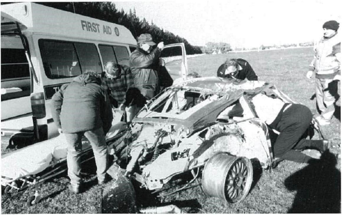 Dr John Elliot attending Owen in his crashed Porsche 911 GT Le Mans – Reporoa 2 Jun 96 photo by Power Pictures in Spiel mag May/Jun 96