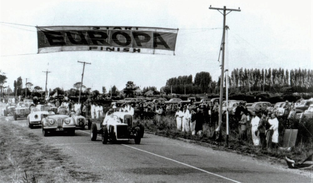 Mairehau 22 Mar 52 – George Smith Gee Cee Ess-Mercury leads the start from #88 Ron Roycroft’s bronze-coloured Jaguar XK120, #1 Frank Shuter’s Edelbrock, Jack Tutton’s white Jaguar XK120, and #8 Halsey Logan’s Logan-Mercury – photo Scott Thomson’s book ‘Up to Speed’