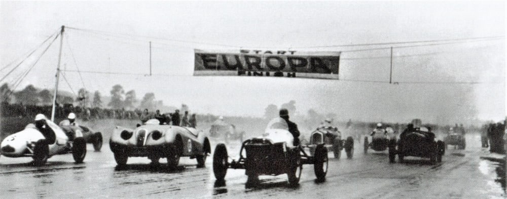 Wigram 30 Mar 51 – from left – (out of the picture on the left is Frank Shuter’s Smith-Ford), John Nind (Aust) Cooper MkIII-JAP, behind/beyond Nind is Des Wild in the white helmet in his RA3-Fiat. Ron Roycroft in his Jaguar XK120 is to the right next to Nind; George Smith in his Gee Cee Ess is next. Behind Smith is Les Moore in his red Alfa Romeo P3, and to the right and behind him is Jack Brewer in his RA1-Woseley. Don Ransley is on the right in Les Moore’s Alfa Romeo 8C-2300 sports photo from the book ‘Up to Speed’