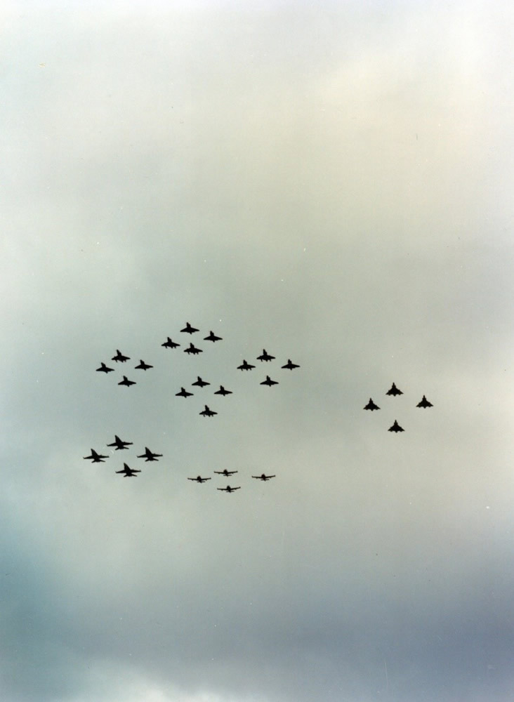 28 jet-aircraft flypast over Ohakea 16 Skyhawks leading 4 (wide!) Mirage IIIO on the right of this photo, 4 F/A18 Hornets on the left, and 4 Strikemasters in centre rear – photo RNZAF C293/87 8 Apr 87