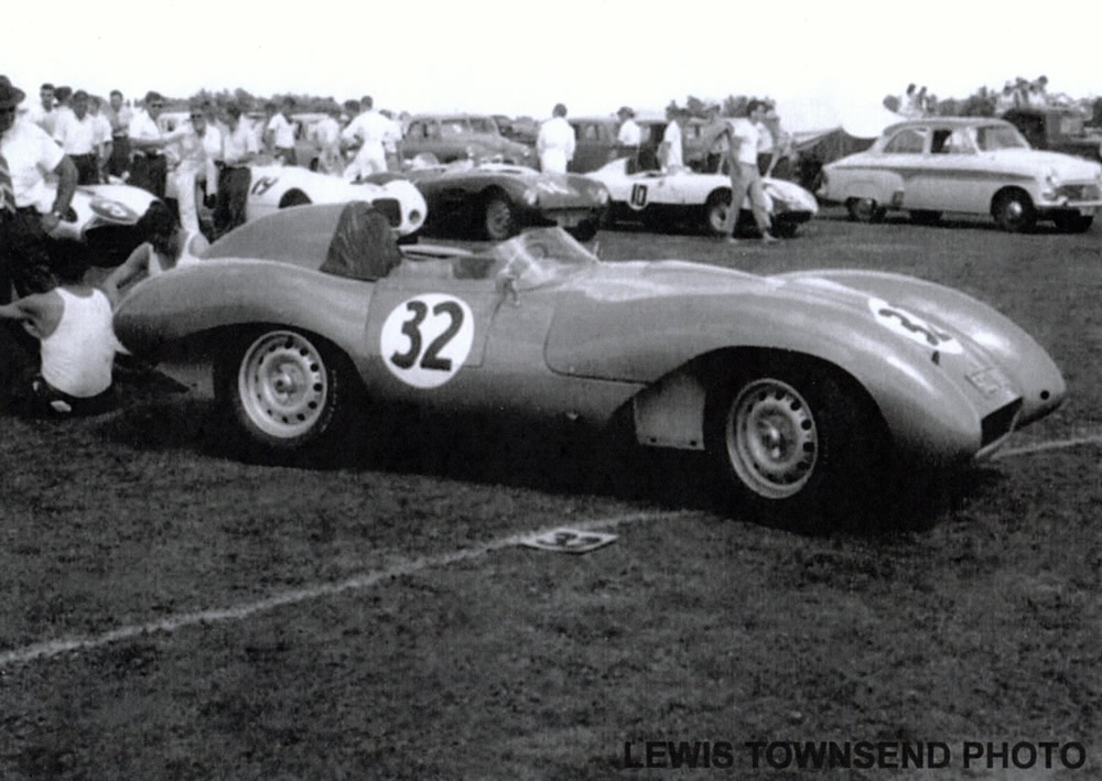 Ohakea 25 Feb 61 – W.R.(Bill) Gardiner Tojeiro Jaguar 3781cc – photo Lewis Townsend