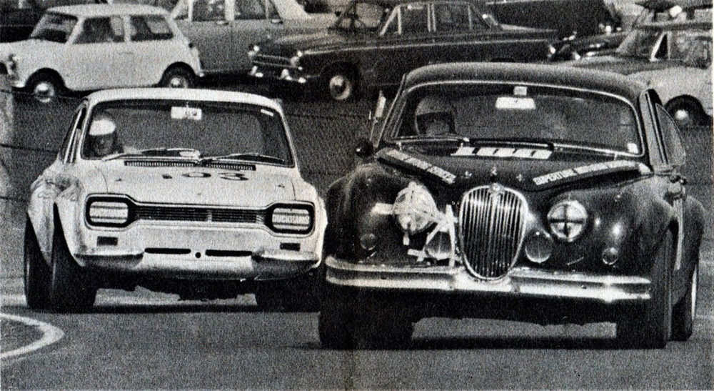 Pukekohe 3 Oct 71 – Steve Millen #100 Jaguar Mk2 3.8, leads Don Halliday #103 Escort twin-cam – photo Motorman magazine Nov 71, page 20