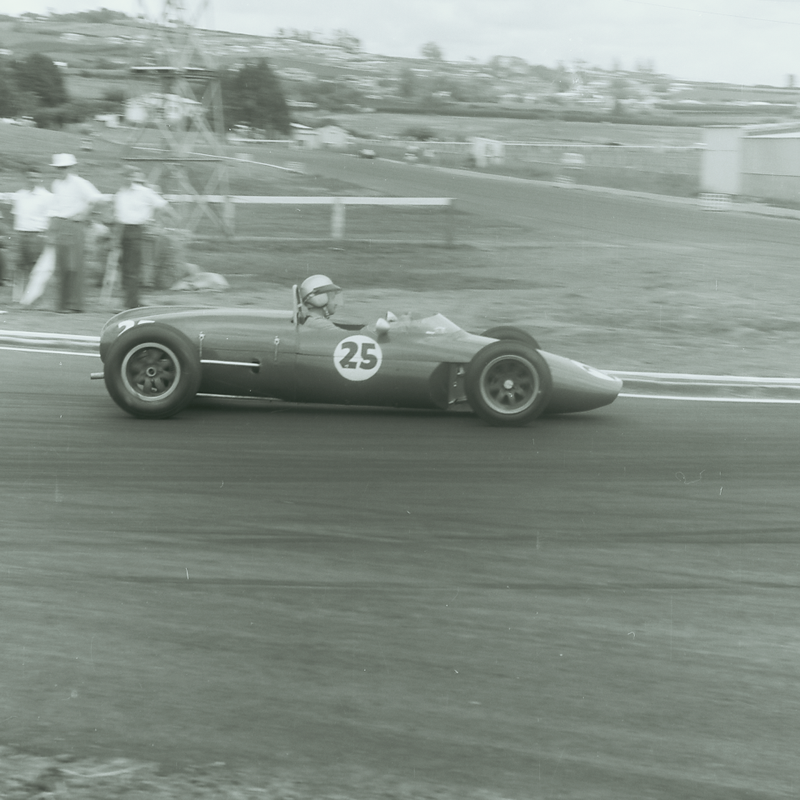 Pukekohe January 1963 - #25 Rex Flowers Gemini Mk3A (with BP sticker yet to be applied below the windscreen and ahead of number 25) ) approaching Turn 1 ‘Stables Elbow’, a corner Jack Brabham said was “too tight” – photo Jack Inwood in Bruce McLaren Trust sheet 269-07