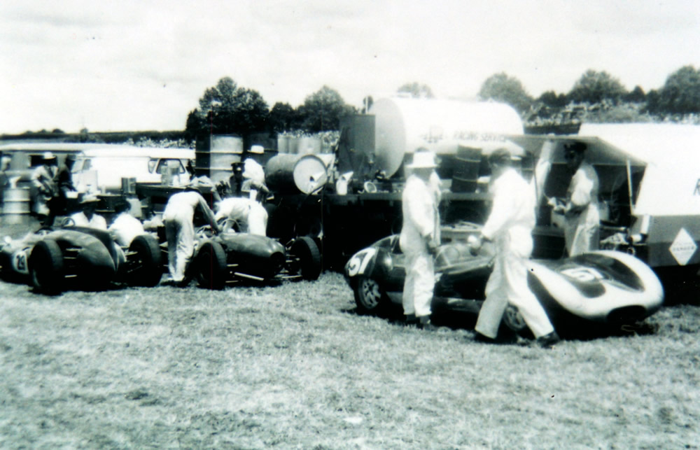 Pukekohe January 1963 - Refuelling with BP –on left #29 Chris Amon Cooper T53 Climax 2.5, centre #25 Rex Flowers Gemini Mk3A, on right #57 Barry Cottle Lola T1 Climax 1220cc – photo Jack Inwood in Bruce McLaren Trust Sheet 258