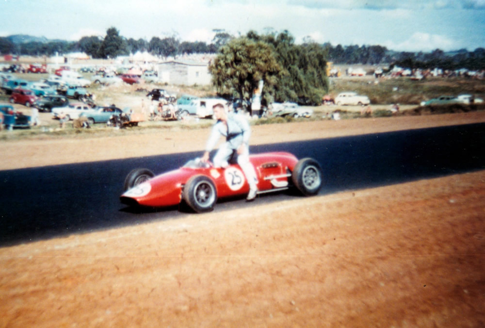 Rex Flowers coasting to the finish line in his Gemini – photo Rex Flowers Collection