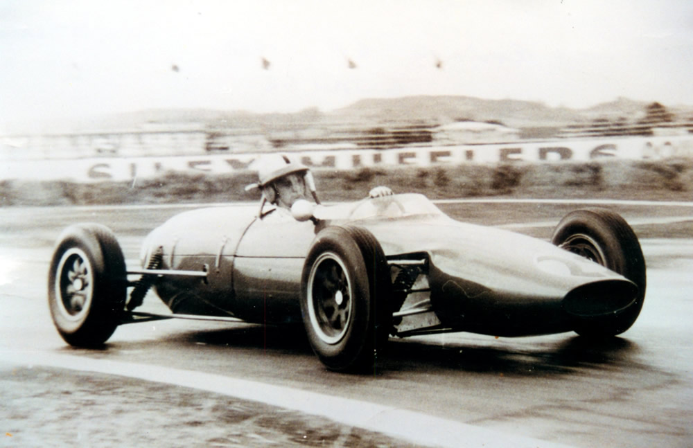 Ardmore, College Corner, January 1962 – Rex Flowers Gemini Mk3A-09 photo Jack Inwood in Bruce McLaren Trust Collection