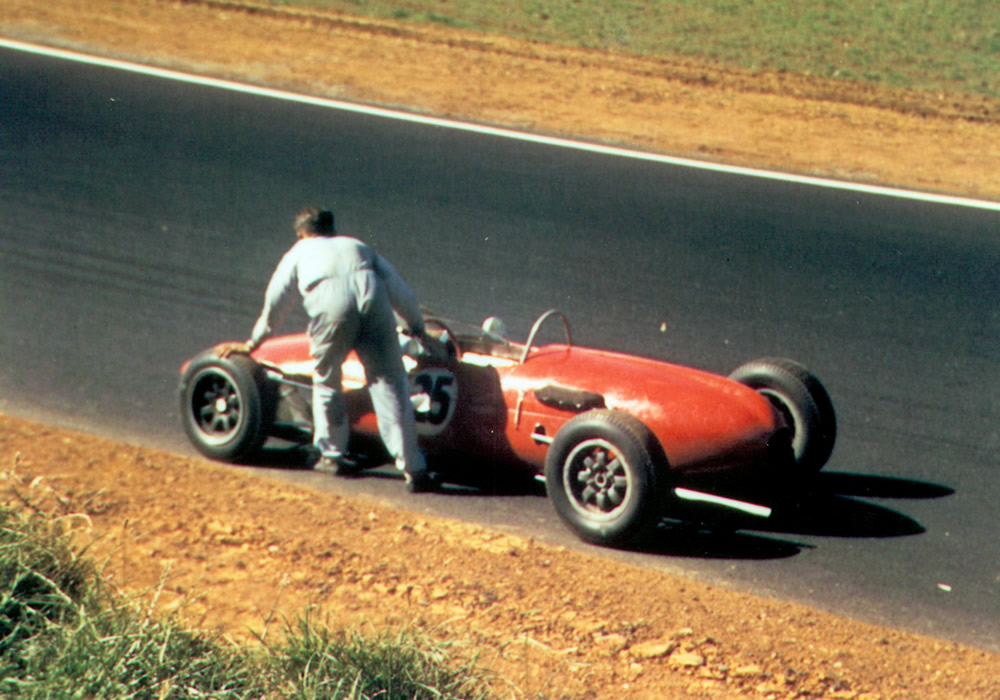 Pukekohe 5th January 1963 – Rex Flowers pushing his Gemini to the finish line – photo unknown in Jim Barclay Collection