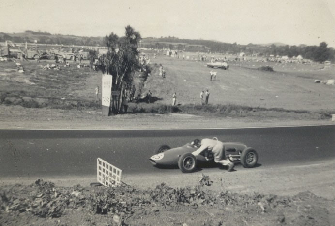 Pukekohe 5th January 1963 – Rex Flowers pushing his Gemini to the finish line – photo unknown in Jim Barclay Collection