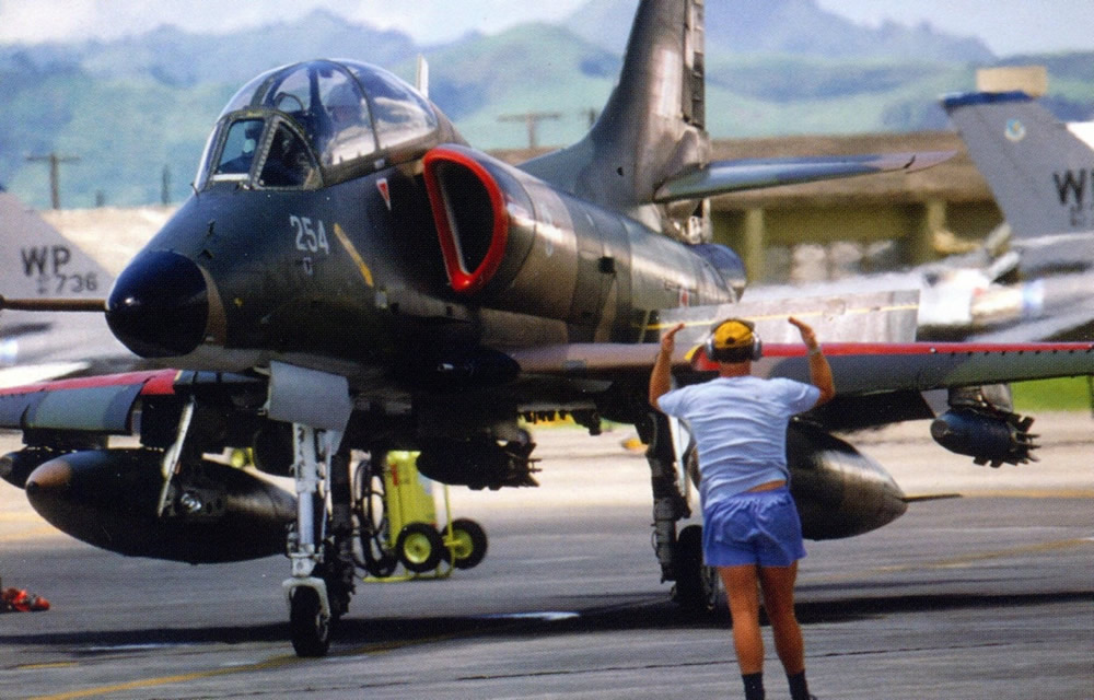 75 Sqn Skyhawk TA4K NZ6254 armed with Mk82 500lb inert bombs fitted with ’Snake-eye’ fins and two underwing 300 gallon drop tanks – Clark AB, Philippines – US DoD photo in ‘Skyhawks’, pg 16