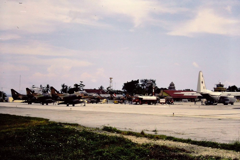 Skyhawks refuelling at Biak, with an Andover and a C130H Hercules – Jim Barclay photo