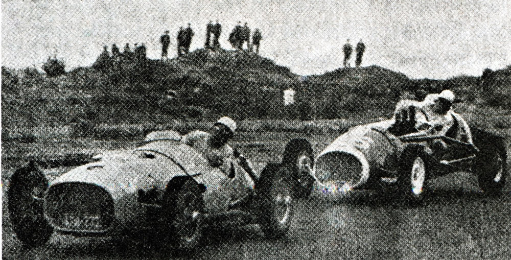 Teretonga 15 Nov 58 – #88 Ron Roycroft RJR Jaguar, #26 Neil Herrick Austin Special – photo Southland Times in Vercoe’s ‘Historic Racing Cars of NZ’ book, page 149