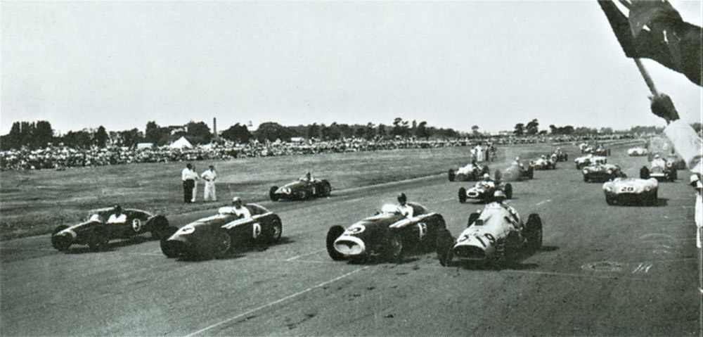 Wigram 26 Jan 57 – the start grid for the Lady Wigram Trophy Race Front row – from left, #3 Brabham Cooper T41-Climax, #4 Parnell Ferrari Super Squalo, #5 Whitehead Ferrari Super Squalo, #19 Roycroft Ferrari 375 (on Pole)