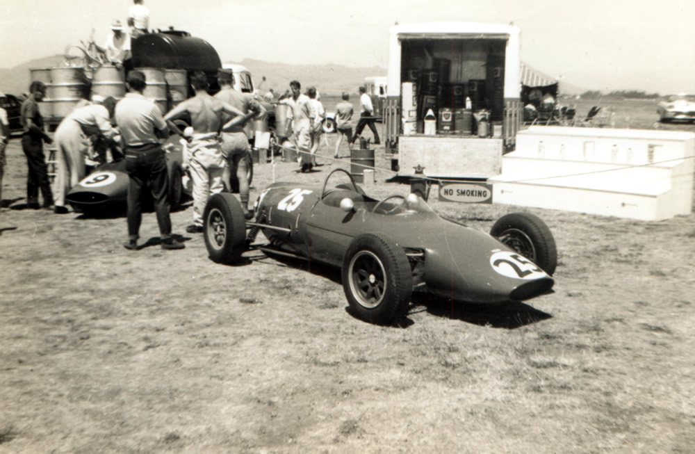 Wigram 20th January 1962 - #25 Rex Flowers Gemini Mk3A. #9 is Arnold Glass BRM P48 2497cc – photo unknown in Jim Barclay Collection