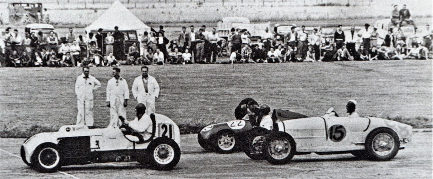 Ohakea 6 Mar 54 – awaiting practice, George Smith #21 Gee Cee Ess-Mercury V8 4700cc, Peter Harrison #22 Cooper MkII-Jap 1089cc, Ron Roycroft #15 Bugatti T35A-Jaguar 3442cc – photo ‘Up to Speed’